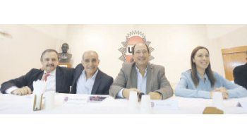 ámbito.com | Ricardo Alfonsín, Daniel Salvador, Ernesto Sanz y María Eugenia Vidal ayer frente a decenas de intendentes radicales en el Comité Nacional de la UCR para garantizar paz en Cambiemos.