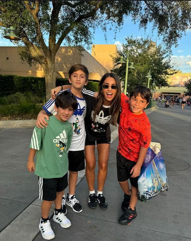 Antonela and her children, Thiago (11), Mateo (9) and Ciro (6) at Disney. Antonela and her children, Thiago (11), Mateo (9) and Ciro (6) at Disney.
