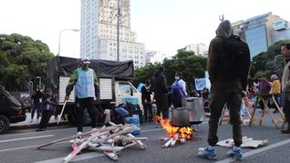 Planes sociales: la policía desalojó el piquete en la 25 de Mayo y sigue el acampe en la 9 de Julio