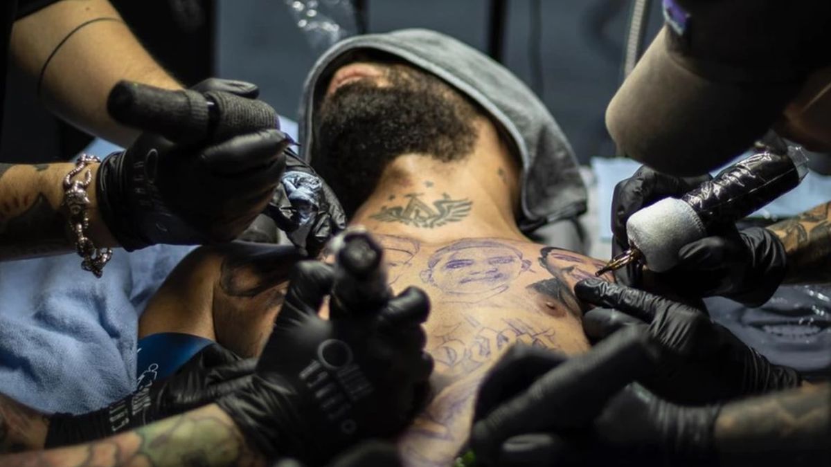 Un reconocido cantante se sometió a una anestesia general para tatuarse