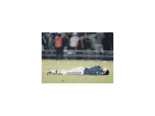 El jugador argentino Lionel Messi, abatido por la eliminación de la Selección nacional de laCopa América luego de perder por penales el sábado en Santa Fe contra el equipo uruguayo.