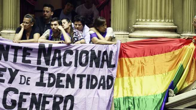 El presidente Javier Milei firmó un DNU que prohíbe los tratamientos de hormonización o cualquier adecuación física en menores de 18 años.