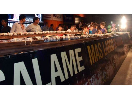 La ciudad bonaerense de Tandil presentó el salame de denominación de origen más largo de América, de 28,2 metros de longitud y 88,2 kilos de peso, informaron los promotores del récord.