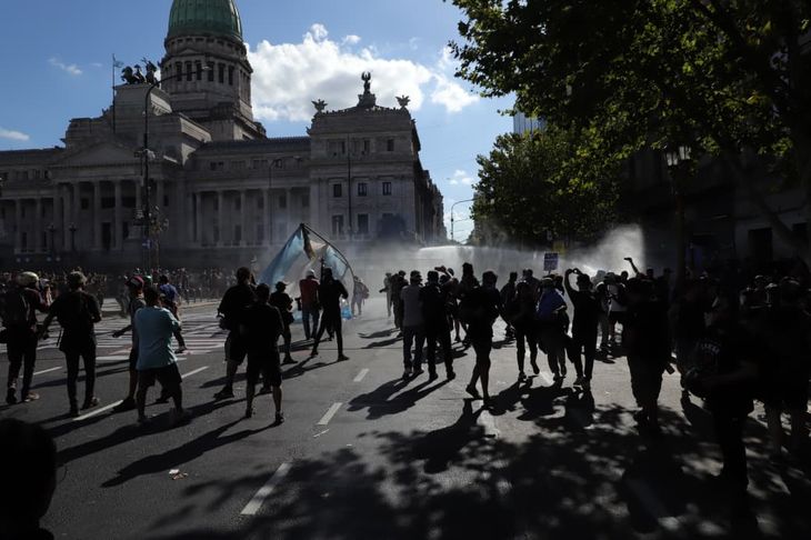 Al menos 16 personas fueron detenidas este jueves durante los incidentes registrados en la marcha contra la reforma laboral frente al Congreso. Al menos 16 personas fueron detenidas este jueves durante los incidentes registrados en la marcha contra la reforma laboral frente al Congreso.