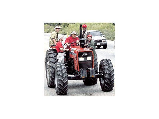 Hugo Chávez, comandando un tractor, en campaña por su reelección, este fin de semana cerca de Caracas. Las elecciones serán fiscalizadas por sus socios del Mercosur.