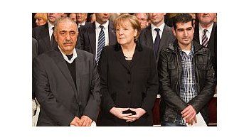 La canciller alemana, Angela Merkel, junto a familiares de las víctimas de los ataques neonazis.