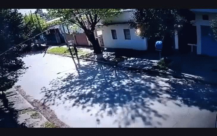 La secuencia fue registrada por cámaras de seguridad de la zona, en las que se ve primero a la joven cuando es arrastrada por la calle por la moto de los delincuentes y luego atropellada por un Volkswagen Polo.