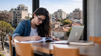 Una estudiante universitaria. Suelen requerir departamentos con buena luminosidad para poder estudiar bien. Los monoambientes, los más solicitados hoy