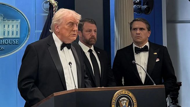 Donald Trump habla en la sala de prensa de la Casa Blanca tras ser evacuado de la cena con periodistas.