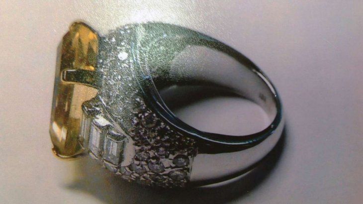 El anillo contaba con brillantes diamantes y, seg&uacute;n Oyarbide, su valor era de u$s250.000