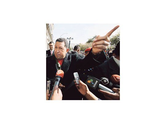 Hugo Chávez, hace pocos días en La Paz. El mandatario venezolano presiona para quitar la licencia a los dueños del canal opositor Globovisión.
