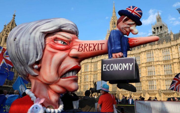 Un muñeco de Theresa May en las afueras del Parlamento británico.