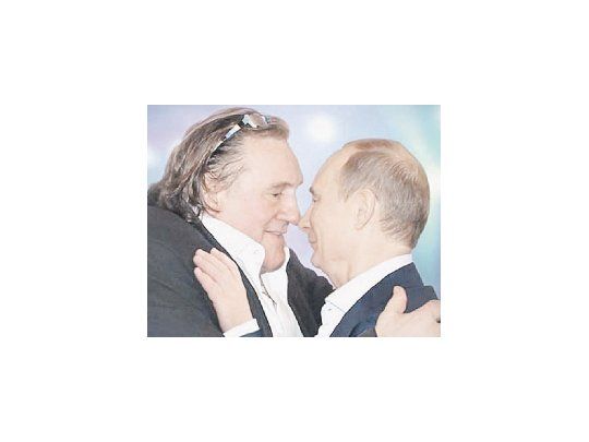 Gerard Depardieu con su admirado Vladimir Putin, quien le concedió la ciudadanía rusa cuando el actor huía del fisco francés.