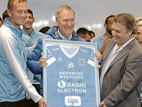 Aires de triunfo. Schiaretti, ayer junto al plantel de Estudiantes de Río Cuarto, que viene de celebrar su promoción a la Primera B Nacional. Hoy innovará con un cierre de campaña en la localidad rural de Rayo Cortado.&nbsp;&nbsp;