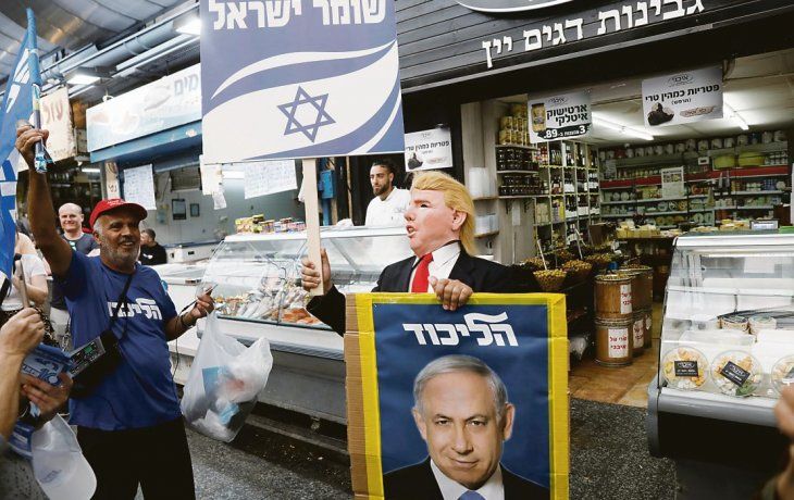 ALIADO. Simpatizantes del partido de derecha Likud hacen campaña en Jerusalén a favor de Benjamín Netanyahu disfrazados de Donald Trump.
