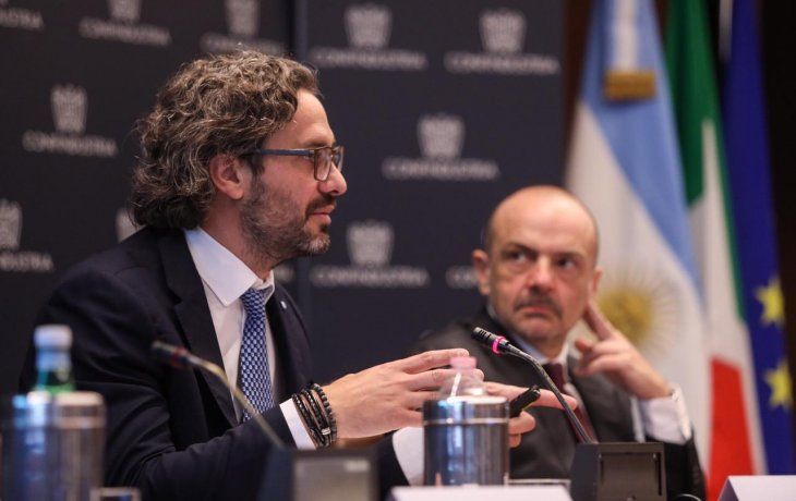 el gobierno espera que la justicia dictamine el proceso a seguir con el avion venezolano retenido