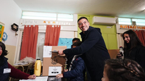 El diputado nacional radical Rodrigo de Loredo, al votar en la escuela Almafuerte junto a sus hijos.