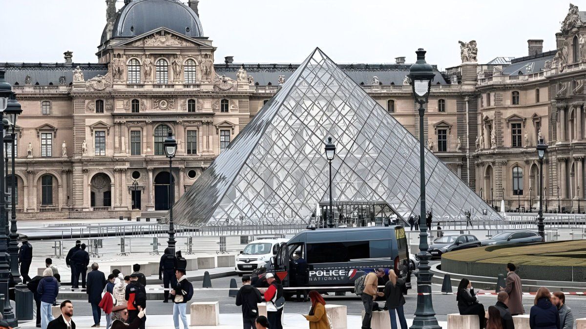 Part of the gang behind the audacious robbery at the Louvre Museum fell Part of the gang behind the audacious robbery at the Louvre Museum fell