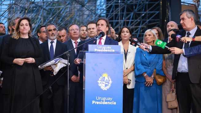 El presidente Luis Lacalle Pou se despidió ante una plaza colmada por militantes del Partido Nacional.