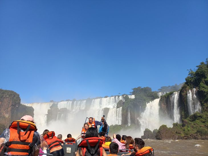 Los paseos en lancha hacia las caídas de las cataratas constituyen uno de los atractivos que ofrece el Parque Nacional.