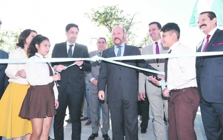 Escenarios. El ministro de Educación nacional, Nicolás Trotta, desplegó ayer un raid por Formosa (en la foto, con Gildo Insfrán), Santiago del Estero y Tucumán.&nbsp;