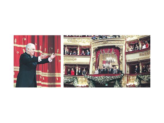 Daniel Barenboim saluda al final de la representación de «Don Giovanni». En el palco, el primer ministro Mario Monti (segundo a la derecha) y el presidente Giorgio Napolitano (segundo de la izquierda), con sus respectivas esposas.
