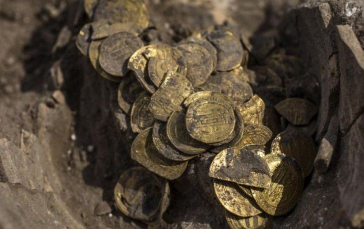 Setrata de 425 monedas de 24 quilates, que datan del período del Califato abasí