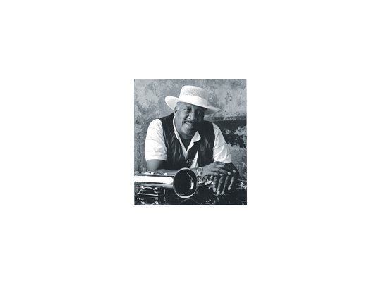 El saxofonista de blues Eddie Shaw viene a Buenos Aires para tocar en La Trastienda, la misma semana en que debuta en la Argentina la leyenda de la música country Kenny Rogers.