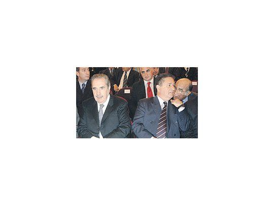 El dúoproductivoRaúl Alfonsíny EduardoDuhaldereapareciócomo en juliode 2001 (lorecordó el expresidenteinterino) enun acto dehomenaje aotro productivo,RogelioFrigerio.