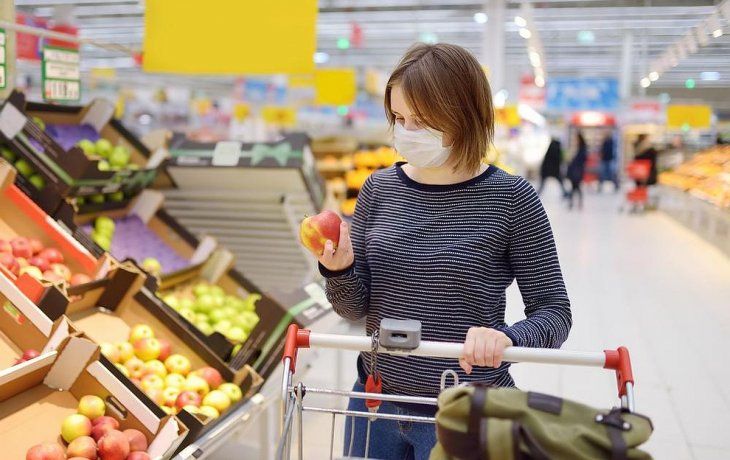 Tocar productos o mercadería que están expuestos constantemente aumenta el riesgo de contagiarse o propagar el virus.