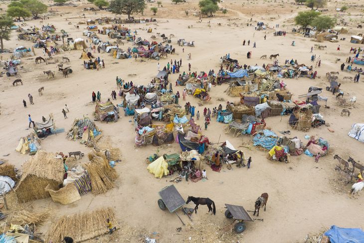Personas refugiadas sudanesas que huyeron de la cercana ciudad de Tindelti est&aacute;n estableciendo refugios improvisados en el sitio de Koufroun en la regi&oacute;n chadiana de Ouadda&iuml;, que limita con Darfur, Sud&aacute;n.&nbsp;