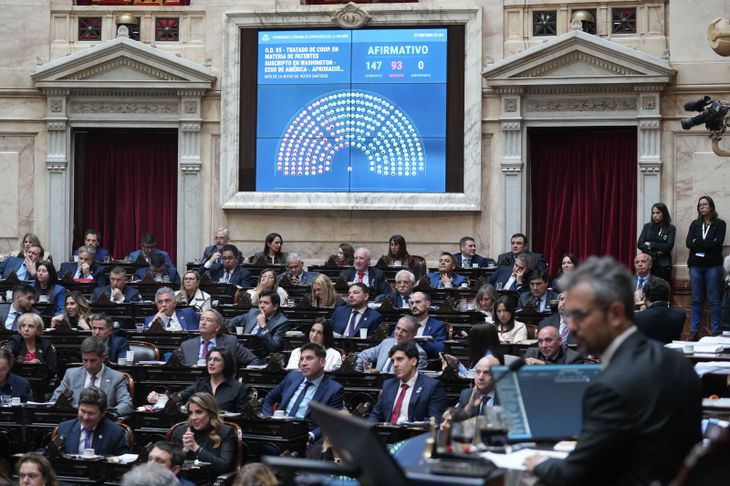 Los proyectos sobre endeudamiento familiar y emergencia en discapacidad volvieron a tensar la relaci&oacute;n entre oficialismo y oposici&oacute;n en Diputados, que prepara una sesi&oacute;n especial.