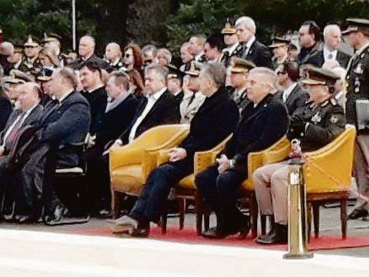 Ceremonia. Mauricio Macri encabezó el acto del aniversario del Ejército Argentino. Sorprendió la presencia del fiscal Carlos Stornelli.