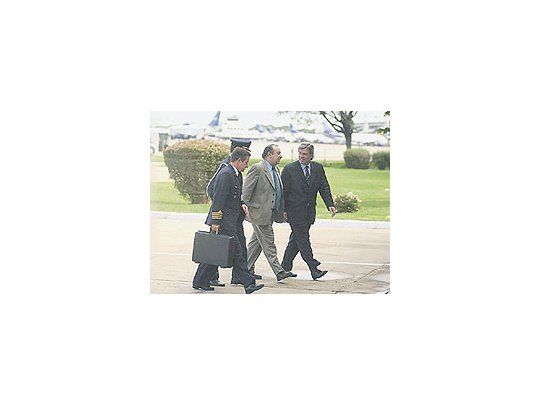 El secretariogeneral de laPresidencia delUruguay ayer, aldesembarcar enel área militar deAeroparque enBuenos Airespara entrevistarsecon el jefe deGabinete, AlbertoFernández, ydefinir si sereunirán mañanaNéstor Kirchner yTabaré Vázquezpara discutirsobre las papeleras.