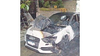 ATAQUE. El Audi A6 de color blanco fue totalmente destruido con una bomba molotov.