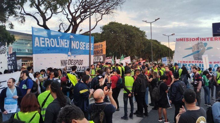 Se detiene la actividad de las líneas aéreas. Se detiene la actividad de las líneas aéreas.