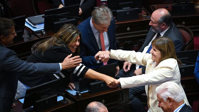 Patricia Bullrich celebra junto a miembros de su bloque.
