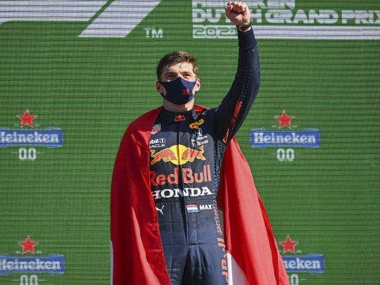 Max Verstappen en el podio más feliz. El neerlandés ganó ante su público y manda en la Fórmula 1.