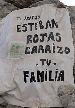 Familiares de los mineros aguardaron el rescate con carteles de aliento