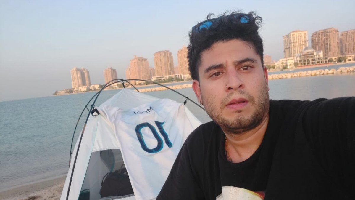 El hincha de la "Scaloneta" que duerme y pide comida en las calles de Qatar para ver el Mundial