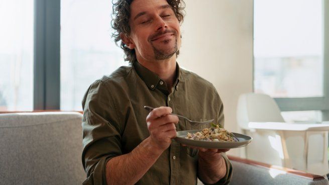 Cuando llega el frío, muchos sienten más hambre y hay una razón biológica detrás.