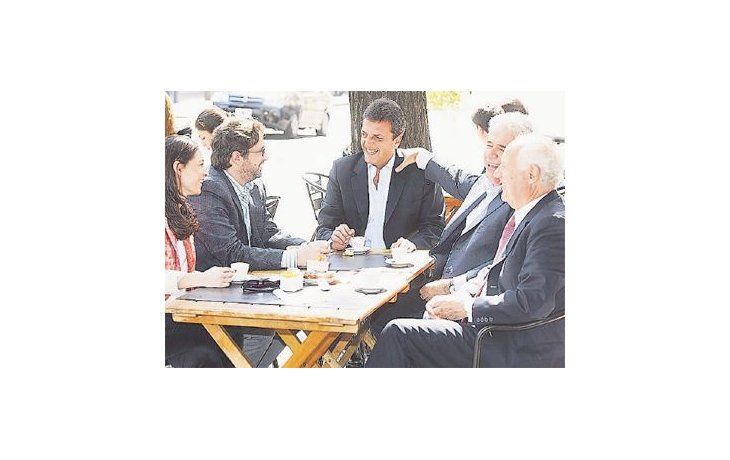 Sergio Massa ensayó ayer una jugada política a tres bandas: “dolarizó” la campaña junto a Roberto Lavagna justo cuando fluctúa el precio de la divisa estadounidense. Y, de paso, salió a comerle votos a Mauricio Macri en plena Capital Federal además de ratificar el liderazgo del peronismo disidente con José Manuel de la Sota. El candidato a presidente de Unidos por una Nueva Alternativa (UNA) sentó a la mesa de un café en el porteño barrio de Palermo al exministro de Economía de Néstor Kirchner
