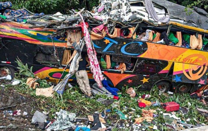 Restos: el micro siniestrado en una ruta del sur de Brasil.