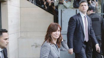 Banquillo. Por primera vez, luego de iniciados varios procesos judiciales, Cristina de Kirchner deberá asistir al juicio inaugural por el presunto direccionamiento de obra pública a favor de las empresas de Lázaro Báez.&nbsp;
