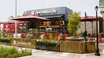 locales. Los puntos de venta de Juan Valdez se basan en tres modelos. El más grande es el Flagship, pero también tienen uno intermedio llamado de barra y el formato express. Acá empezarían con el mediano.