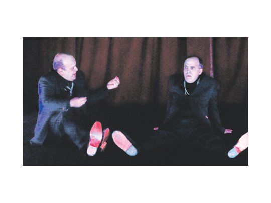 A pura actuación, José Luis Arias e Iván Moschner sostienen la atractiva versión de Luis Cano, quien transformó unos pocos episodios de la novela original en cuadros muy breves, como rutinas de un varieté.