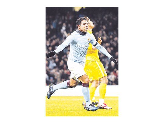 Carlitos Tevez festeja su gol ante el Leicester.