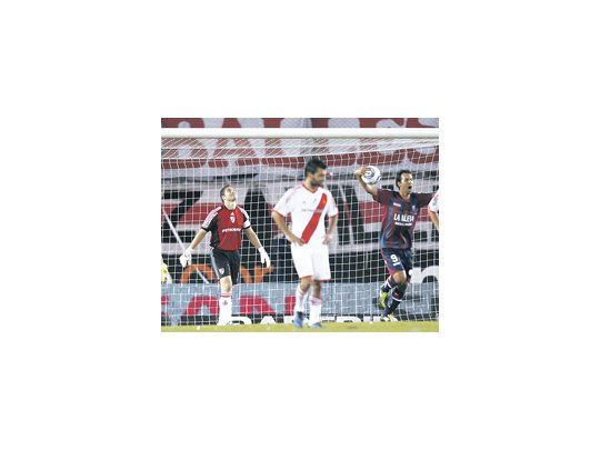 Juan Pablo Carrizo no lo puede creer. Su error terminó en el gol de Jonathan Ferrari. Pablo Velázquez festeja.