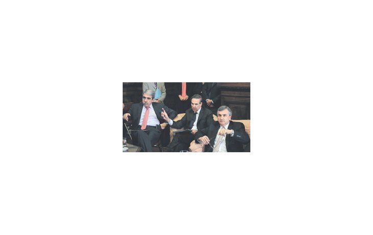 Miguel Pichetto, Aníbal Fernández  y el radical Gerardo Morales, ayer en la larga reunión de la comisión de Acuerdos del Senado. Hubo un amargo debate sobre el ascenso de César Milani a teniente general.