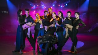 En el tango siempre estuvo la imagen del macho líder que dirige el dúo, esta danza se bailaba entre hombres.&nbsp;